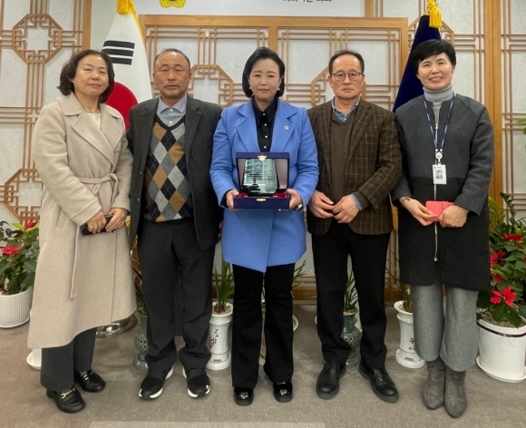 정윤경 경기도의회 부의장, 축산농가 발전에 기여 ‘감사패’