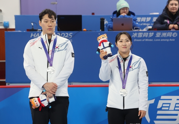 초짜조합, 컬링 믹스더블 김경애-성지훈 값진 은메달…여자 컬링은 대만 완파