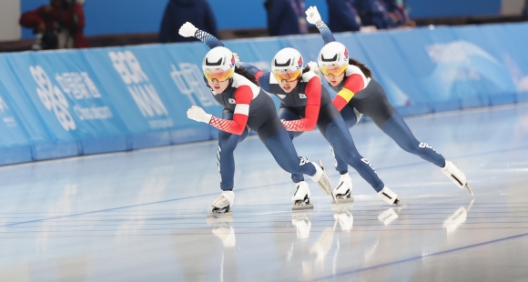 한국 스피드스케이팅 여자 ‘팀 스프린트’ 금메달…김민선·이나현 2관왕