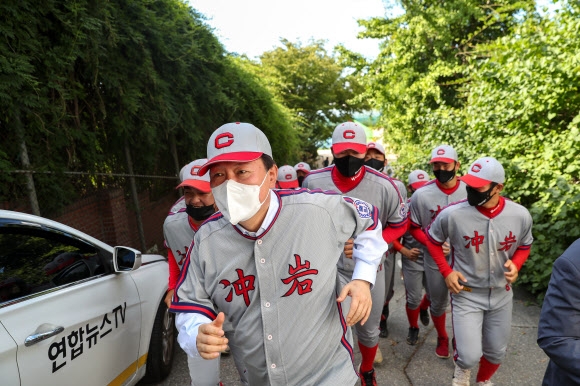 충암고 졸업식 등장한 민주당 의원…“뭘 잘못했냐” 축사서 한 말