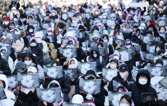 동덕여대 ‘과잠 총대’, “아스팔트에 손 갈아가며 비닐로 쌌는데…대학은 반민주 행보로 여성에 악영향”