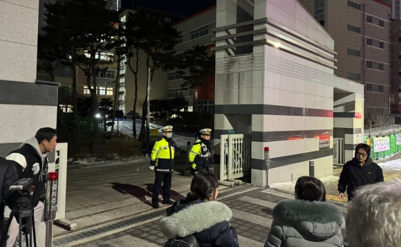 학교서 8세 피살… 범인은 교사였다