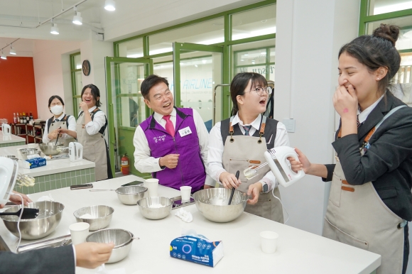 초등 저학년은 원어민, 고학년은 외대쌤과… 연령별 영어 교육 앞장서는 동대문