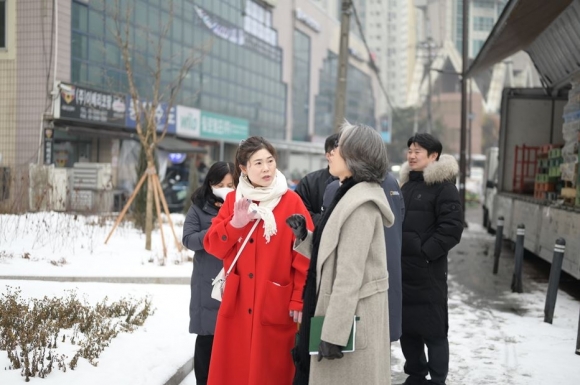 구미경 서울시의원, 청계벽산아파트 ‘열린공원’ 앞 주차 문제 개선 위한 현장방문