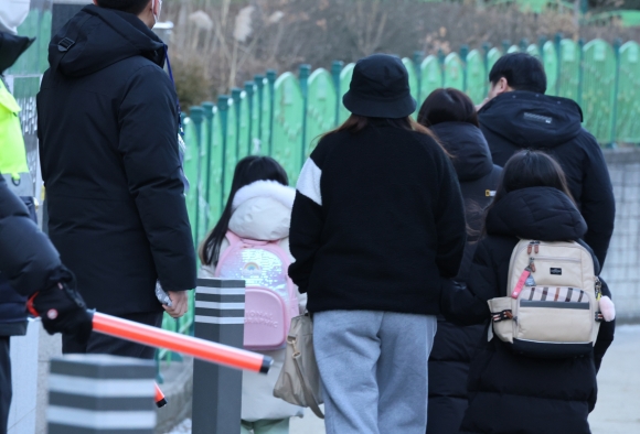 걱정·불안 속 일주일만의 등굣길…경찰 살해 교사 ‘신원 공개’ 검토