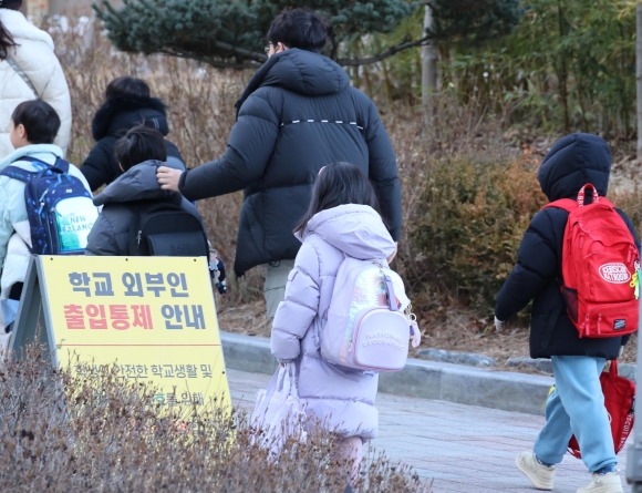 “모르는 선생님 따라가지 마”… 불안한 학부모, 아이 손잡고 등교