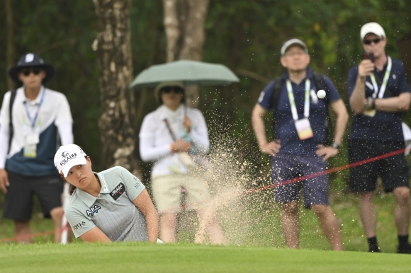 부상회복 고진영, 혼다 LPGA 타일랜드 1라운드서 공동4위…윤이나와 신인왕 경쟁 이와이 아키에 깜짝 선두