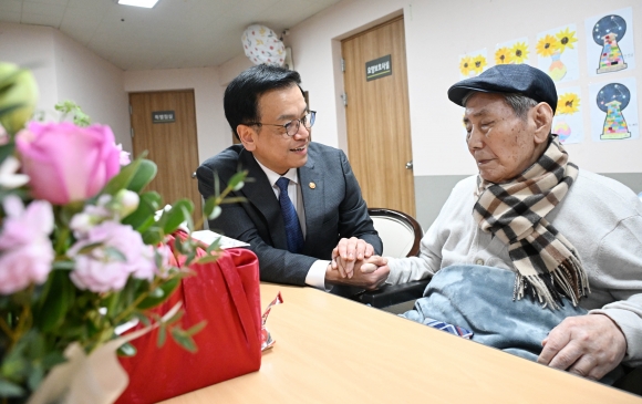 항일애국지사 위문한 최상목… “오성규 지사 헌신에 위기 속 발전”