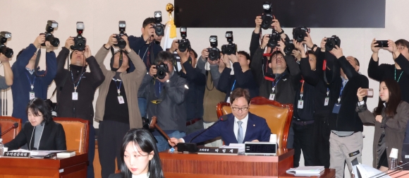 중도보수 외친 민주, 경제 한파 속 ‘기업 옥죄기 법’ 밀어붙이나