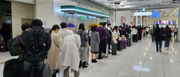 [르포] 보조배터리 기내반입 강화한 날… 제주공항 탑승수속 ‘길고 긴 행렬’