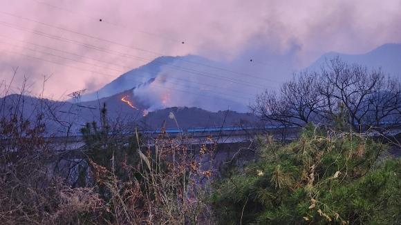 ‘미친바람’에 울주 온양 산불 재확산…10개 마을 추가 대피령