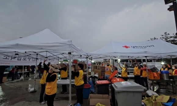 ‘기도 닿았나’ 의성 산불현장 굵은 빗방울에 환호성…이내 탄식으로