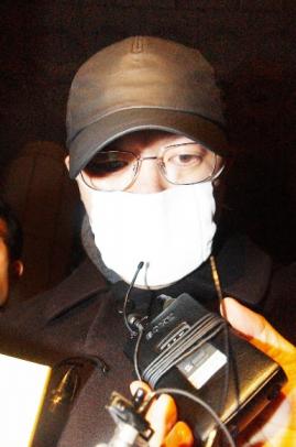 지난 2월 10일 전두환 전대통령의 차남 재용씨가  검찰청사를 나서고 있다.  서울신문 포토라이브러리