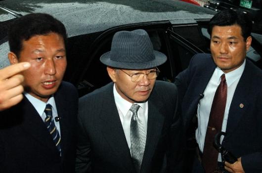 작년 재산명시 심리공판에 출석하기 위해 승용차에서 내려 법정으로 들어가고 있는 전두환 전 대통령. 이언탁기자 utl@seoul.co.kr