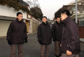 검찰이 차남 재용씨에게 맡긴 비자금 수사와 관련,소환 방침을 밝힌 11일 서울 서대문구 연희동 전두환 전 대통령의 자택 부근에서 전경들이 경계근무를 하고 있다.  도준석기자 pado@seoul.co.kr