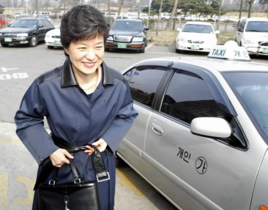 한나라당 박근혜 대표가 지난 25일 타고 온 택시에서 내려 새로 마련한 여의도 천막당사로 출근하고 있다.
 서울신문 포토라이브러리