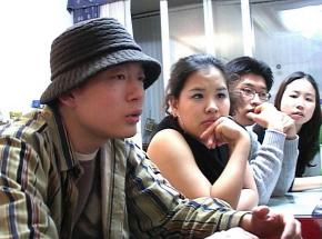 윤준식,김리현(왼쪽부터0씨가 대학생 창업자 모임인 'U-CEO' 회원들과 모임을 갖는 모습.