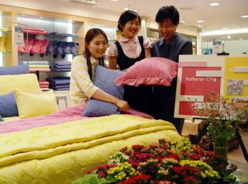 6일 롯데백화점 서울 본점을 찾은 여성들이 국화베개등 기능성 베개를 고르고 있다.