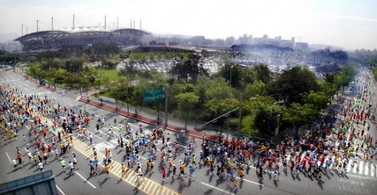 힘찬 출발
 23일 오전 서울신문 하프마라톤 대회에 참가한 8000여명의 마라토너들이 월드컵공원을 빠져나와 도로를 달리고 있다.
 이언탁 도준석 정연호기자 utl@