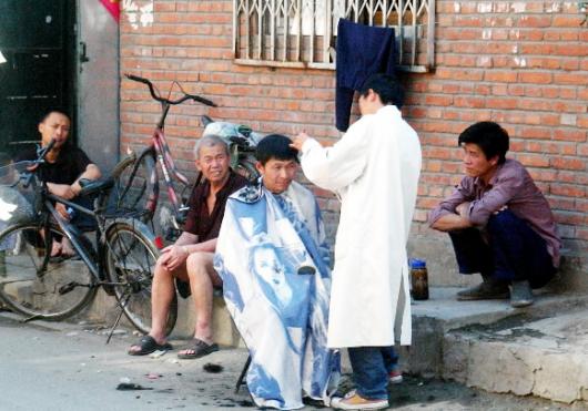 베이징의 뒷골목에는 간이 의자 하나만 달랑…