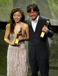 남녀주연상을 수상한 전도연과 최민식.