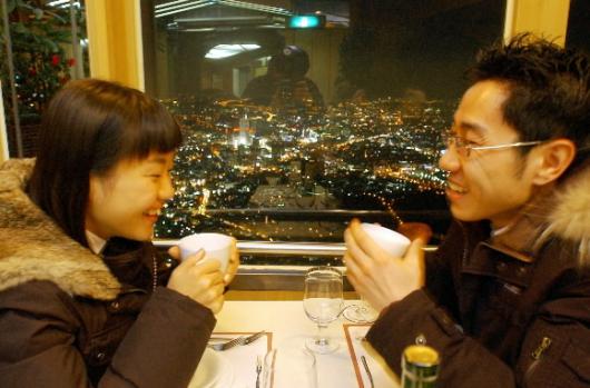서울 최고의 야경은 여기, 서울타워 전망대 5층 회전전망레스토랑. 높은 곳에선 고백의 품격까지 높아진다.