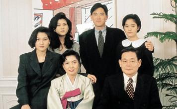 1993년 이건희 회장의 가족사진. 앞줄 왼쪽부터 시계방향으로 홍라희 여사, 차녀 이서현, 장녀 이부진, 장남 이재용, 막내 이윤형, 이 회장.
 삼성 제공