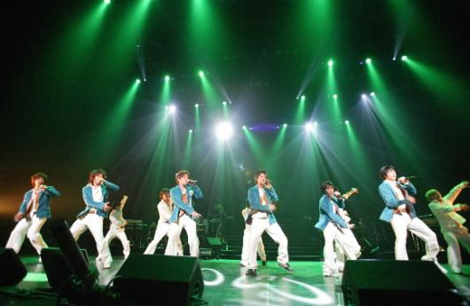 그룹 신화가 일본에서 두번째 단독콘서트를 성황리에 마치고 한류스타로서 화려한 시대를 열었다.<br>사진제공 굿엔터테인먼트