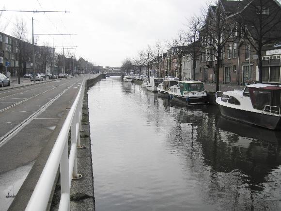 네덜란드 암스테르담 주택가의 한 하천에 소형 배들이 운행을 위해 줄지어 서 있다. 네덜란드는 풍부한 수자원을 이용해 짭짤한 관광수입을 올리고 있다.