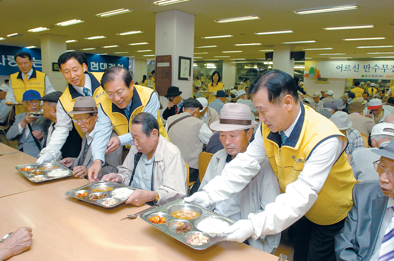 이종수 현대건설 사장 등 임직원들이 지난 10월 ‘노인의 날’을 맞아 노인들에게 무료 급식을 제공하고 있다. 현대건설 제공