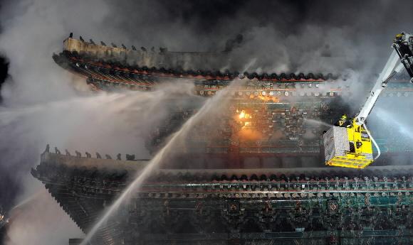 10일 밤 서울 숭례문(남대문)에 화재가 발생한 가운데 건물 내에서 불꽃이 새어 나오고 있다.  손형준기자 boltagoo@seoul.co.kr 