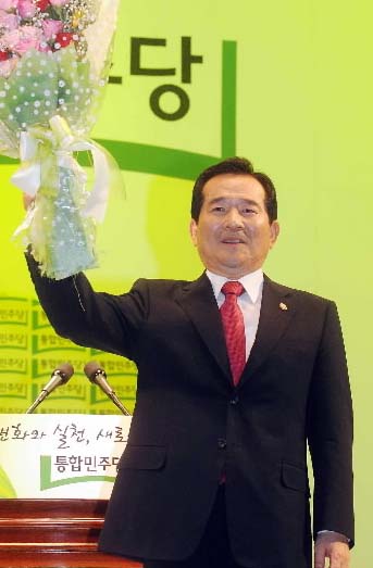 6일 서울 올림픽공원 체조경기장에서 열린 민주당 전당대회에서 신임 대표로 선출된 정세균 의원이 꽃다발을 들고 당원들에게 당선 인사를 하고 있다. 김명국기자 daunso@seoul.co.kr