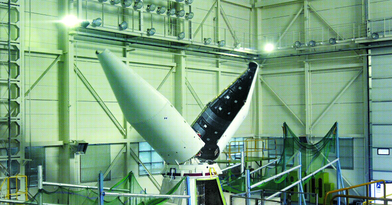 오는 12월 과학기술위성 2호를 싣고 발사될 KSLV-1 상단부 로켓. 엔진을 제외한 90% 이상을 순수 우리 기술로 개발했다. 항공우주연구원 제공