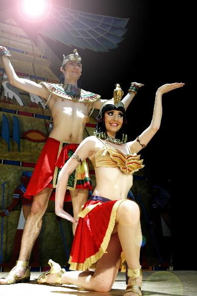 이집트 파라오 댄스 공연을 벌이는 세르게이와 마야 커플.“연인과 함께 해 더욱 행복하다.”고.