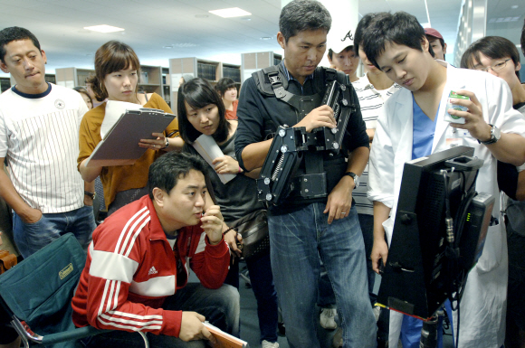 노도철(왼쪽 아래) PD가 ‘종합병원2’의 촬영 현장에서 출연진, 스태프들과 함께 모니터링을 하고 있다. 맨 오른쪽은 최진상 역의 배우 차태현.