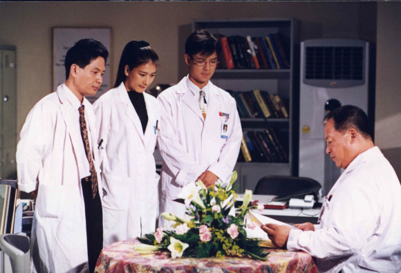이재룡, 신은경, 박소현 등의 스타를 낳으며 1994년부터 1996년까지 인기리에 방영된 ‘종합병원’의 한 장면.