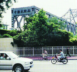 병자호란 당시 속환된 포로들이 돌아오던 단둥(丹東)의 오늘날 모습.끊어진 압록강 철교의 구교가 보인다.