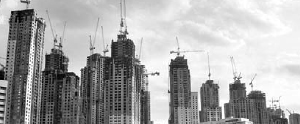 국제유가가 급등한 올 상반기 두바이를 비롯한 중동의 대다수 산유국들에는 대규모 부동산 건설 붐이 일었으나,하반기에 유가가 급락하자 건설업 경기는 큰 타격을 입었다.사진은 두바이 고층빌딩 공사 현장.