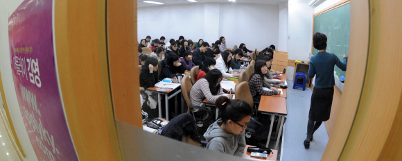 서울 강남의 학원 강의실을 가득 채운 편입 준비생들이 수업을 듣고 있다.서울신문 DB.