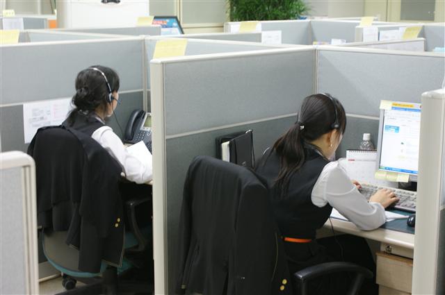 지난 16일 서울 명동의 한 대부업체 전화상담실 여직원들이 납기일을 넘긴 고객들에게 전화를 걸어 연체 날짜와 이자를 일러주고 있다. 