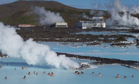 아이슬란드의 대표적 명소인 블루라군 스파에서 온천을 즐기는 관광객들. 위쪽에 보이는 스바르트셍기 발전소에서 사용하고 남은 지하수를 이용한다.  사진작가 앤드루 보든 