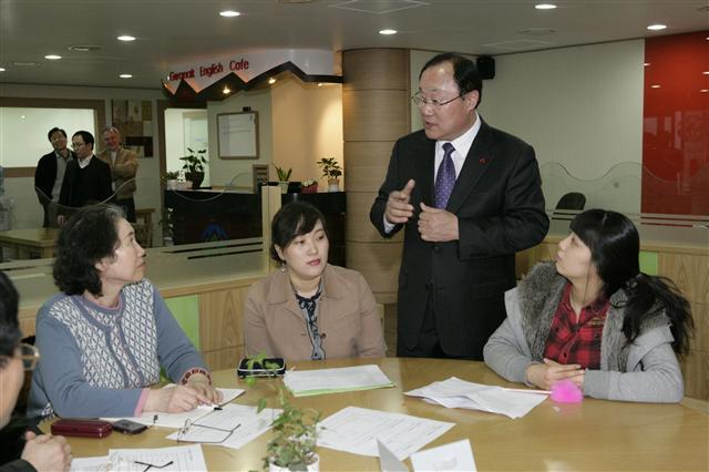 10일 김효겸 관악구청장이 구청사 영어카페를 찾은 주민들에게 이달말에 착공할 영어마을에 대해 설명하고 있다. 관악구 제공