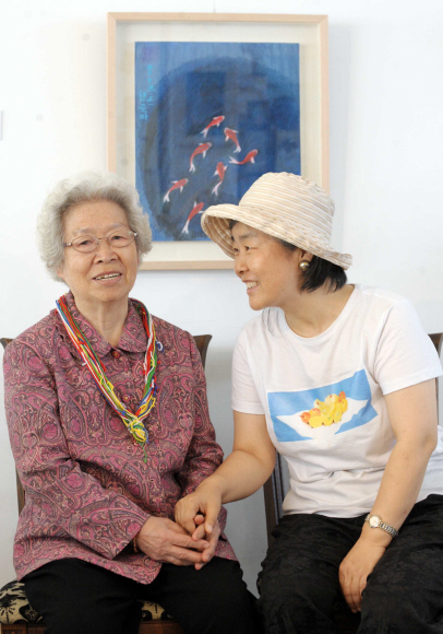 팔순 그림전을 연 한숙자(왼쪽) 할머니와 딸 오한숙희씨. 정연호기자 tpgod@seoul.co.kr