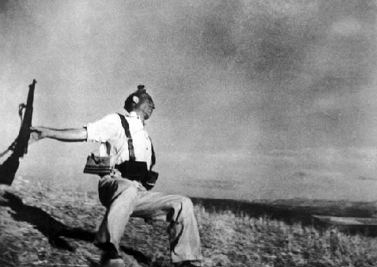 1936년 보도사진작가 로버트 카파가 스페인 내전 중 한 공화진영 병사가 총에 맞아 죽는 모습을 포착한 사진. 서울신문 포토라이브러리