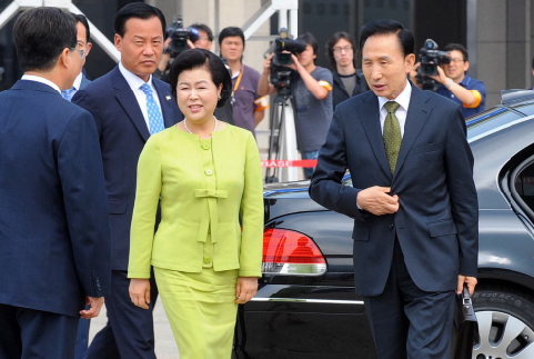 이명박(오른쪽) 대통령과 부인 김윤옥 여사가 15일 미국을 방문하기 위해 성남 서울공항에 도착, 비행기로 향하고 있다. 최해국기자 seaworld@seoul.co.kr