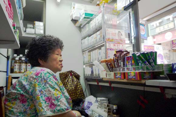 서울 종로2가에서 가판대를 운영하고 있는 이남주 할머니가 손님을 기다리고 있다. 좁다란 가판대 창문 너머로 세상을 바라본 지 35년이 흘렀다.