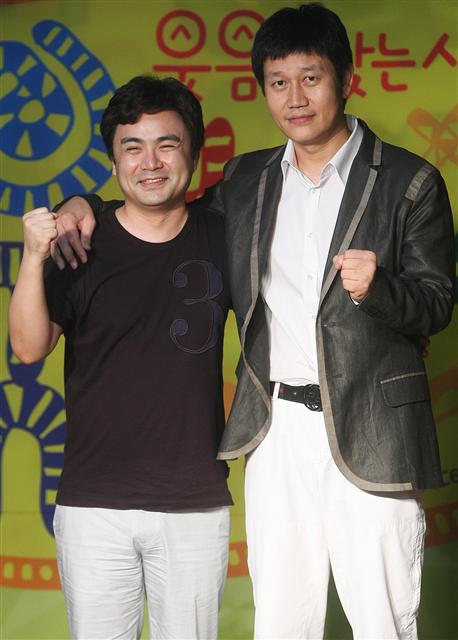 SBS ‘웃찾사’의 부활을 이끌게 된 심성민(왼쪽) 피디와 기획작가 박승대(오른쪽).