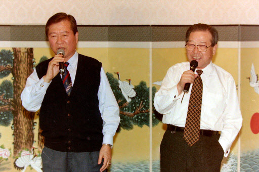 김대중 전 대통령이 1996년 12월19일 전경련회관에서 열린 국민회의·자민련 합동송년회 자리에서 김종필 총재와 함께 합창하고 있다.