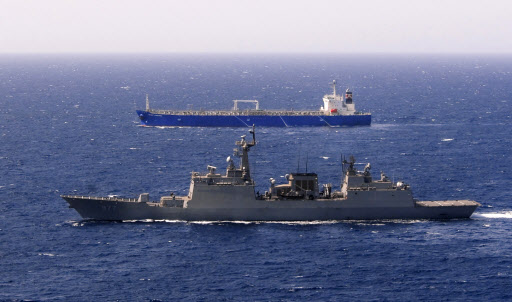 작전 중인 대조영함(앞쪽). 이 사진은 소말리아 해적 차단 및 선박보호를 위해 파병된 청해부대 소속으로 한국 국적 상선(뒤쪽)을 호송하던 당시의 모습.  합동참모본부 제공