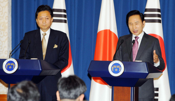 日총리 양자외교 첫 순방  한국으로 이명박(오른쪽) 대통령과 하토야마 유키오 일본 총리가 9일 청와대에서 정상회담을 마친 뒤 공동기자회견을 하고 있다. 최해국기자 seaworld@seoul.co.kr